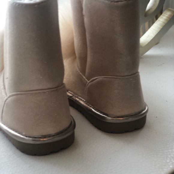 Childrens Place little girl Pom Pom size 7 cream and gold bootie - Picture 4 of 7